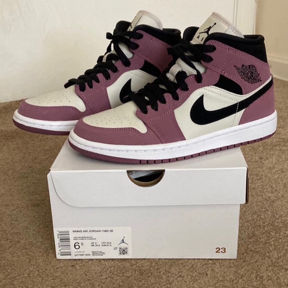 Nike air Jordan 1 NIB never worn Womens 6.5 fits Big kids 5.5